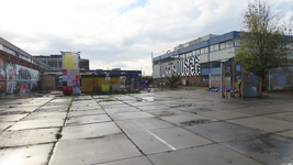 902756 Gezicht over de graffitivrijplaats op het terrein tussen het gebouw van de Stadsbrug (multifunctionele ruimte, ...